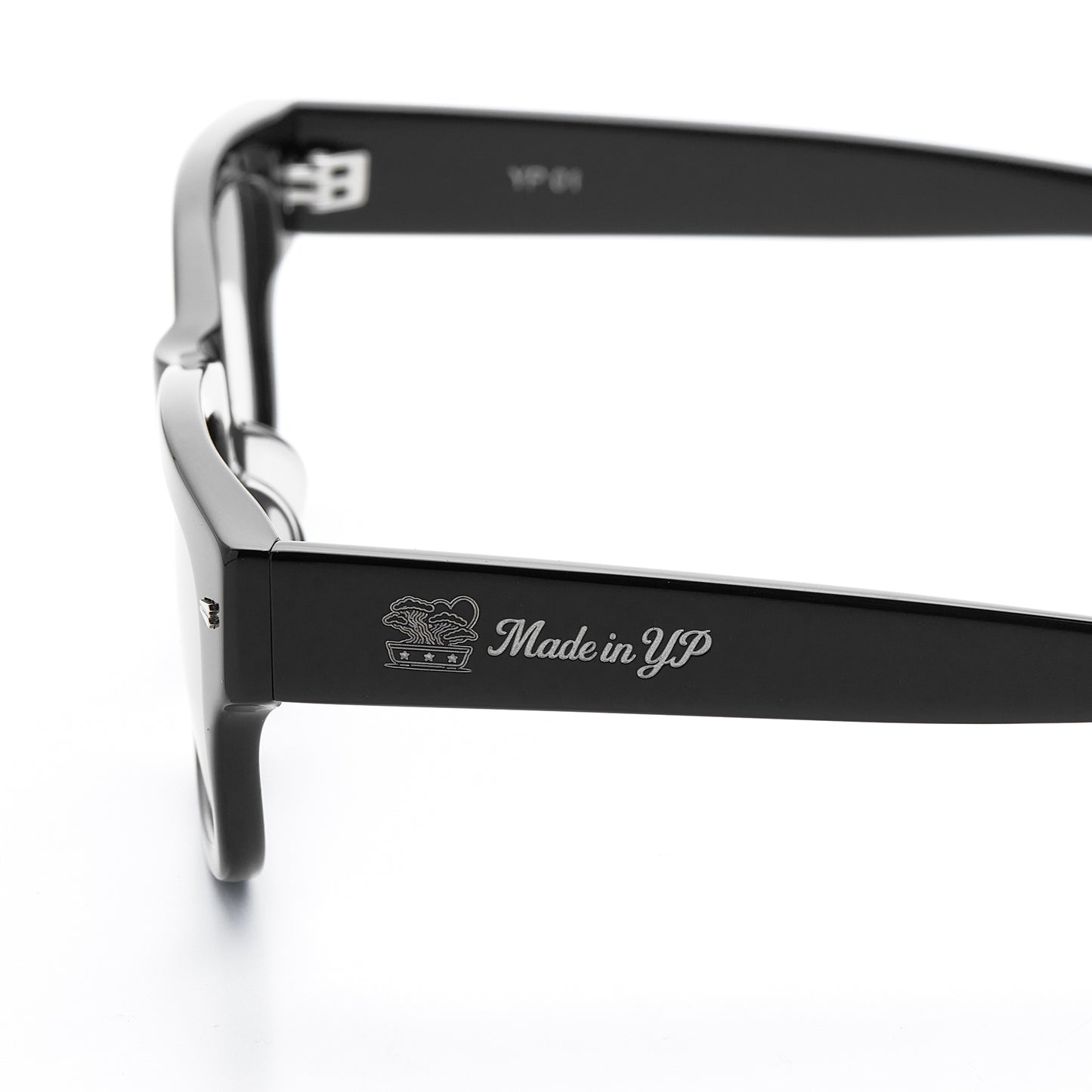 MADE IN YP サングラス：BLACK FRAME MEDIUM GRAY LENS（YP-01）